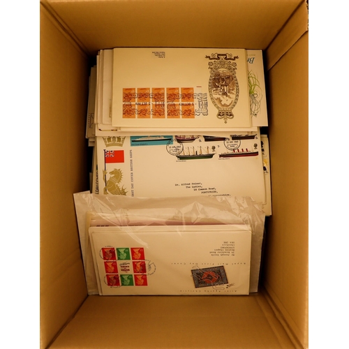 1541 - GB.FIRST DAY COVERS 1967 - 1989 selection in a box. A clean lot with some unaddressed covers from th... 