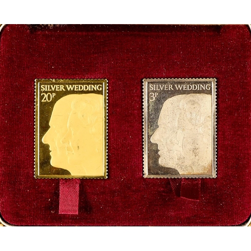 118 - GOLD & SILVER INGOTS Replicas of the 1972 Royal Wedding 20p 'stamp' in 22 carat gold (weight 26.5g) ... 