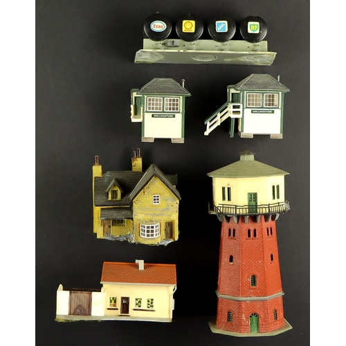 151 - N GAUGE BUILDINGS AND ACCESSORIES. A range of items. Condition varies. Lot 151 [c]