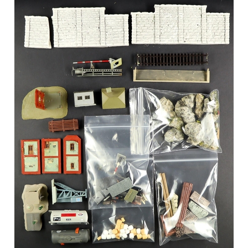 151 - N GAUGE BUILDINGS AND ACCESSORIES. A range of items. Condition varies. Lot 151 [c]