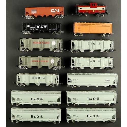 157 - N GAUGE GRAHAM FARISH BY BACHMANN COACHES AND ROLLING STOCK. Includes 901B Royal Mail, 845 Stainer V... 