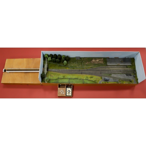 166 - N GAUGE TRACK LAYOUT. Rural end-of-line platform, set in countryside surroundings. In working order ... 