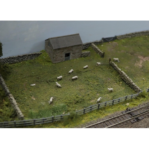 166 - N GAUGE TRACK LAYOUT. Rural end-of-line platform, set in countryside surroundings. In working order ... 