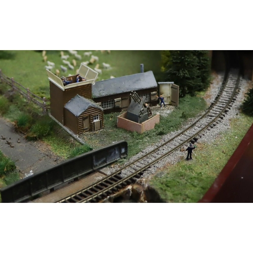 167 - N GAUGE TRACK LAYOUT - TENTERTON TOWN. Set in the 1940s with railway yard, village shop, cottages, a... 