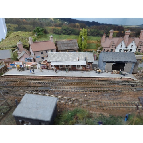 167 - N GAUGE TRACK LAYOUT - TENTERTON TOWN. Set in the 1940s with railway yard, village shop, cottages, a... 