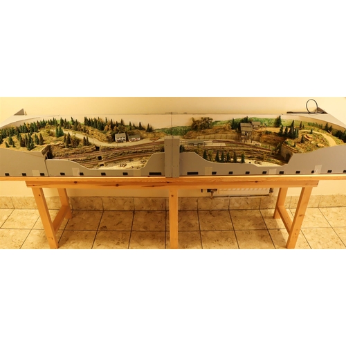 171 - N GAUGE TRACK LAYOUT - DONALD FALLS. Stunning circular layout set in woodland with lumber yard. Come... 