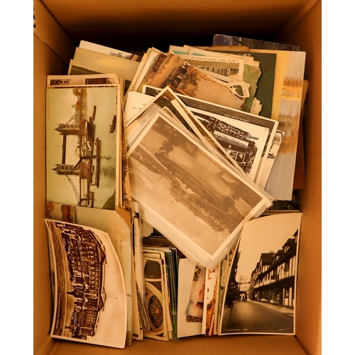 173 - POSTCARD HOARD. Approximately 3,500 loose postcards from c1910 to modern. Mainly UK but some oversea... 