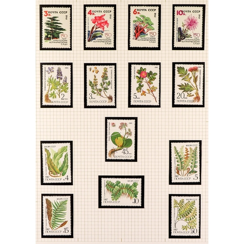 223 - FLOWERS 1950's-2000's GIGANTIC WORLD NEVER HINGED MINT COLLECTION in hingeless mounts in 43 albums, ... 