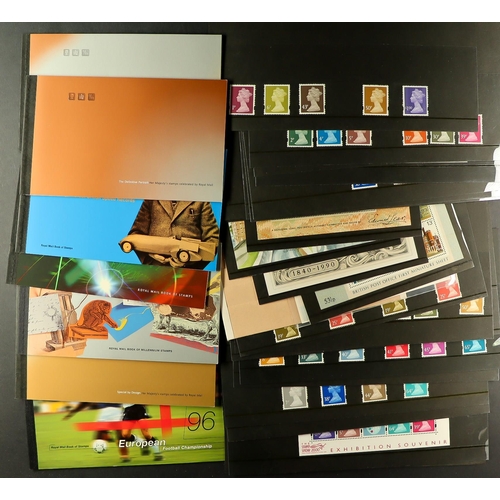 1611 - 1971-2000 NEVER HINGED MINT COLLECTION on stock pages, includes comprehensive commems, Machins to £5... 