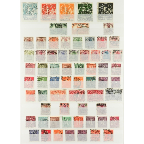 575 - GERMANY 1919 - 1932 USED COLLECTION of 450+ stamps on protective pages, chiefly sets incl airs & off... 