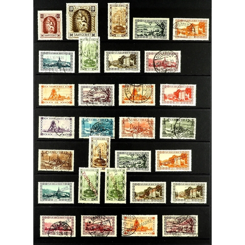 599 - GERMANY - SAAR 1920 - 1934 COLLECTION of around 180 mint & used stamps on protective pages, chiefly ... 