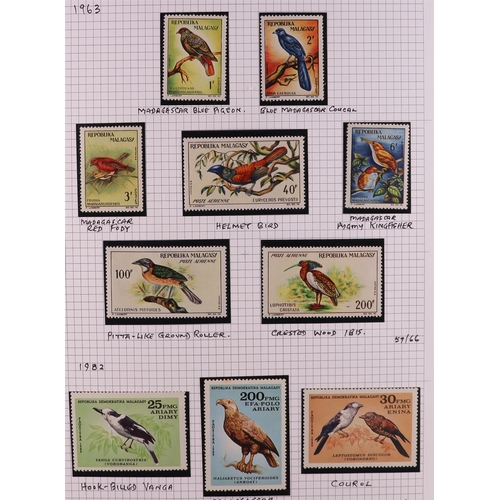 83 - BIRDS 1940's-2010's world collection written up in 22 albums, includes loads of complete sets, mini-... 