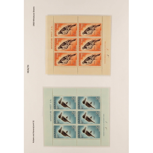 890 - NEW ZEALAND 1920 - 1966 NEVER HINGED MINT collection in album, some semi-specialisation incl shades,... 