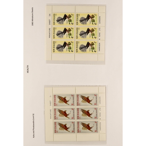 890 - NEW ZEALAND 1920 - 1966 NEVER HINGED MINT collection in album, some semi-specialisation incl shades,... 