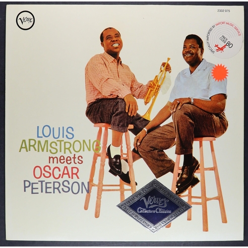 215 - VINYL RECORDS - NAT KING COLE AND LOUIS ARMSTRONG. A selection of 33 rpm albums. Louis Armstrong inc... 