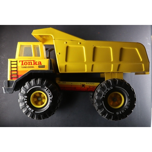 194 - TONKA TOYS - LARGE ITEMS. Includes fire engine, tow truck (missing attachment), dumper truck and cra... 