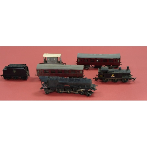 198 - TRI-ANG TRAIN SET IN WOODEN BOX. Includes engine, carriages, platform, buildings, untested transform... 