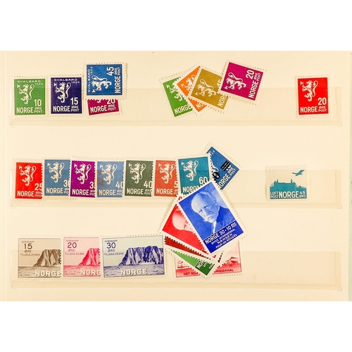 1069 - NORWAY 1925 - 1952 NEVER HINGED MINT stamps in a booklet given by the Norwegian Post Office to deleg... 