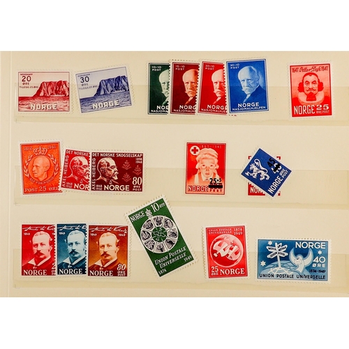 1069 - NORWAY 1925 - 1952 NEVER HINGED MINT stamps in a booklet given by the Norwegian Post Office to deleg... 