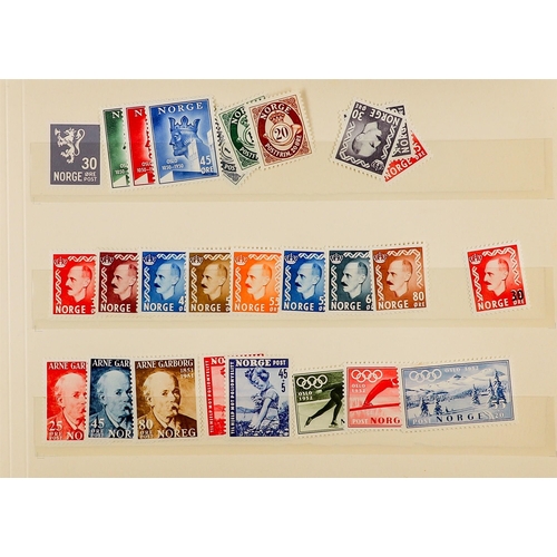 1069 - NORWAY 1925 - 1952 NEVER HINGED MINT stamps in a booklet given by the Norwegian Post Office to deleg... 