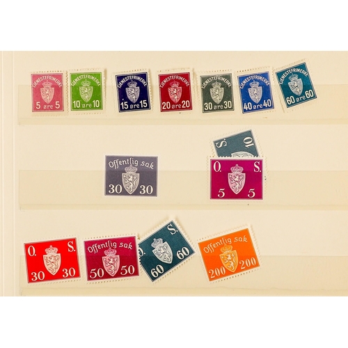 1069 - NORWAY 1925 - 1952 NEVER HINGED MINT stamps in a booklet given by the Norwegian Post Office to deleg... 