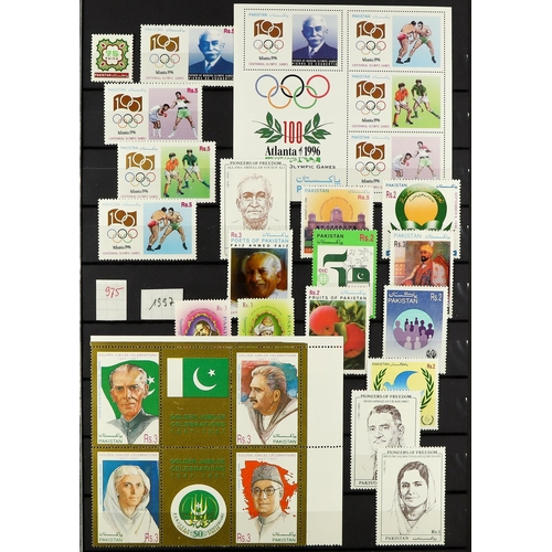 1086 - PAKISTAN BOX FILE containing mint / never hinged mint & used stamps mostly on album & stock pages, 1... 