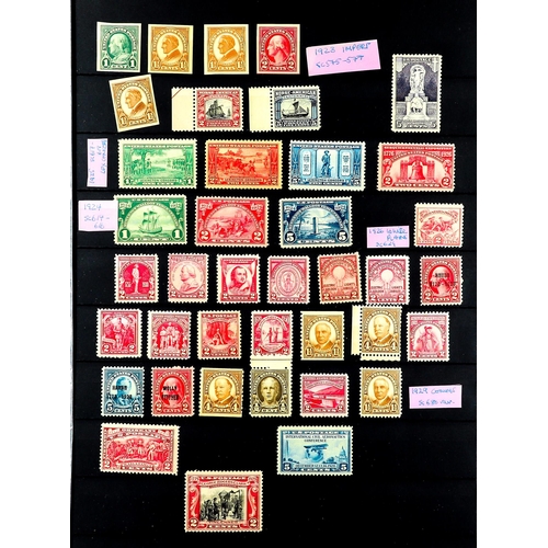 1326 - UNITED STATES 1923 - 1985 NEVER HINGED MINT stamps on protective pages, glassine envelopes (many 100... 