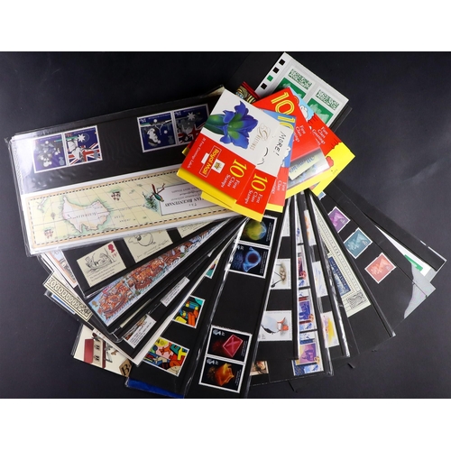 1786 - GB.ELIZABETH II NEVER HINGED MINT ASSEMBLY includes 1978-1989 presentation packs, few later issues o... 