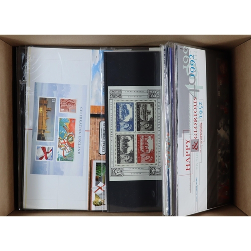 1790 - GB.ELIZABETH II PRESENTATION PACK SELECTION mainly from the 1990s. Face value £126.  Lot 1790 (BS) [... 