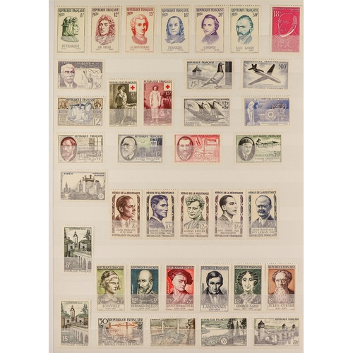 573 - FRANCE 1939 - 1965 MINT / NEVER HINGED MINT COLLECTION in stock book with near- complete Postal issu... 