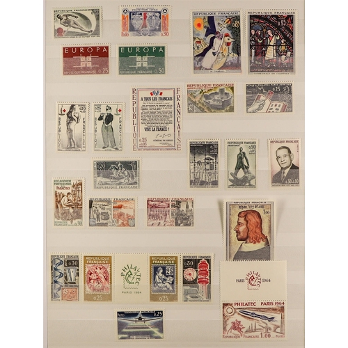 573 - FRANCE 1939 - 1965 MINT / NEVER HINGED MINT COLLECTION in stock book with near- complete Postal issu... 