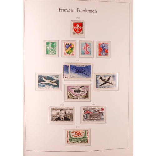 574 - FRANCE 1944-2000 COMPLETE COLLECTION in three hingeless Lighthouse albums, seems to be complete for ... 