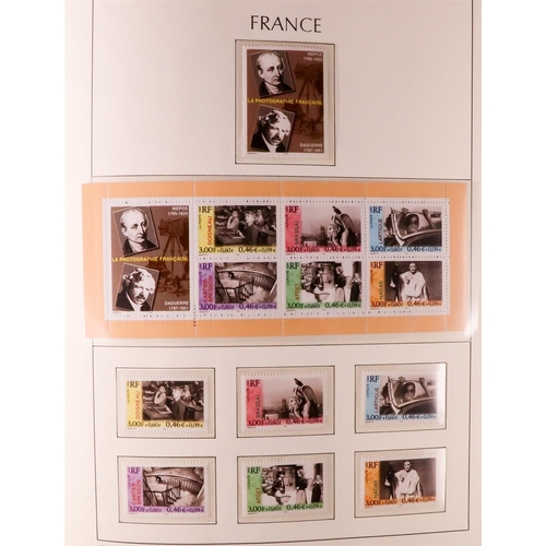 574 - FRANCE 1944-2000 COMPLETE COLLECTION in three hingeless Lighthouse albums, seems to be complete for ... 