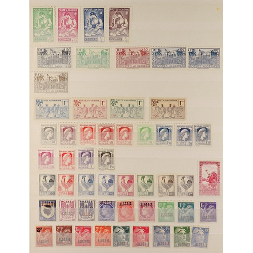 585 - FRENCH COLONIES ALGERIA 1924 - 1956 never hinged mint collection on protective pages. Yvert cat €112... 