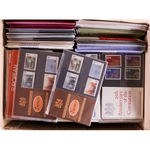 1758 - GB.ELIZABETH II 1970's-2020's PRESENTATION PACKS Duplicated accumulation in six boxes, includes spec... 