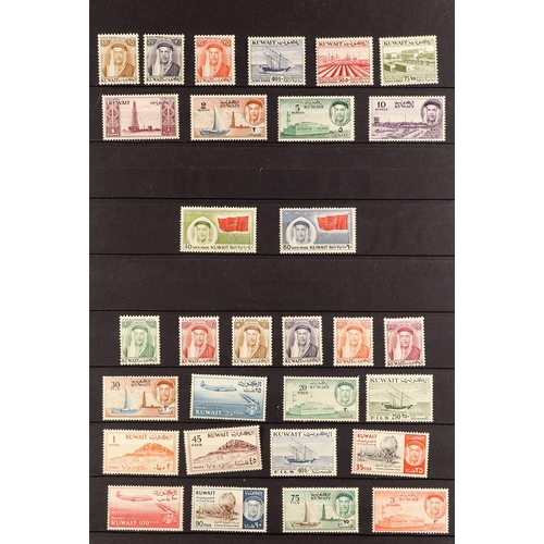 898 - KUWAIT 1958 - 1990 NEVER HINGED MINT COLLECTION of around 600 stamps, includes the 1961 set, 1963 Na... 