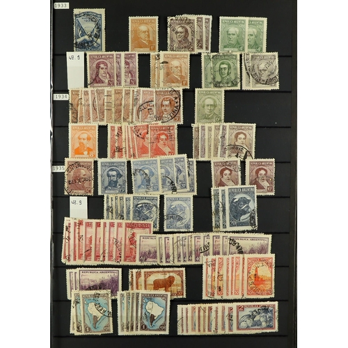 238 - ARGENTINA 1862 - 1950s IN 2 STOCK BOOKS and on stock pages (5000+ stamps). Lot 238 (BS) [c]