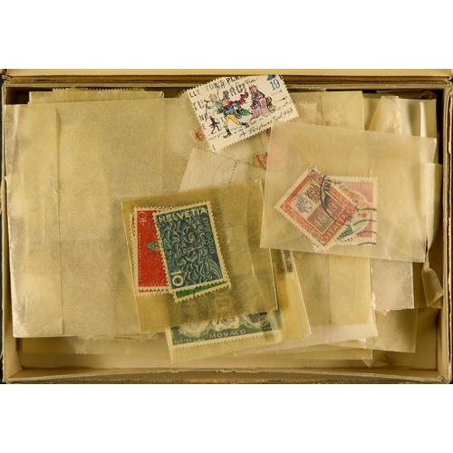 146 - WORLD IN CARTON with much in glassine envelopes, Great Britain incl. 1959 4½d Phosphor Graphite stri... 