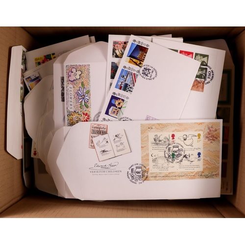 2555 - GB.FIRST DAY COVERS 1970s - 1990s SELECTION in a box. Approximately 370 covers. Lot 2555 (B) [c]