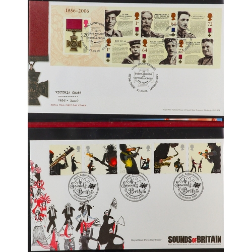 2558 - GB.FIRST DAY COVERS 1971-2006 COMPREHENSIVE COLLECTION in eleven albums, includes commemoratives & d... 