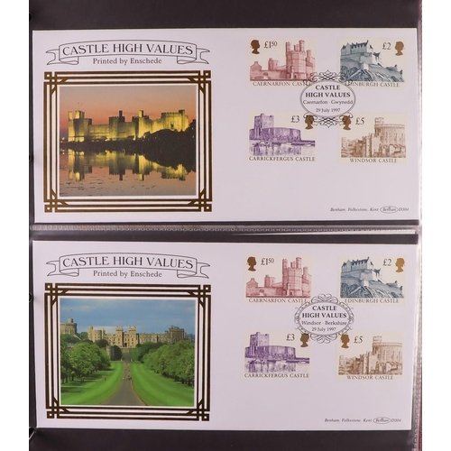 2574 - GB.FIRST DAY COVERS CASTLES, FRAMAS AND DUES. Small collection  of 58 covers in a binder. Includes b... 