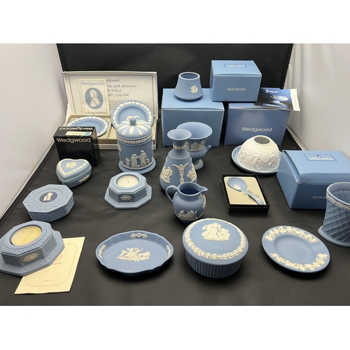 34 - Wedgwood collection