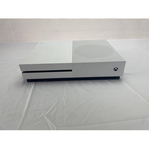 53 - Xbox one SPowers on and working