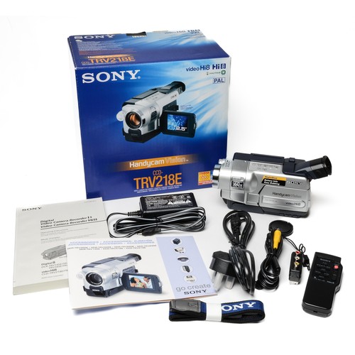 32 - Sony Video Camera Recorder Video Hi8 CCD-TRV218E - seemingly new in box with all original packaging ... 