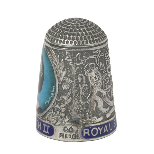 40 - Two Collectible Thimbles in Commemoration of Queen Elizabeth II's Silver Jubilee:
1 - Queen Elizabet... 