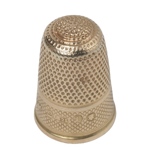 76 - Gold Thimble stamped 'CM' '15 625'. Punched dome with crossed design to band. Approx 6.5g