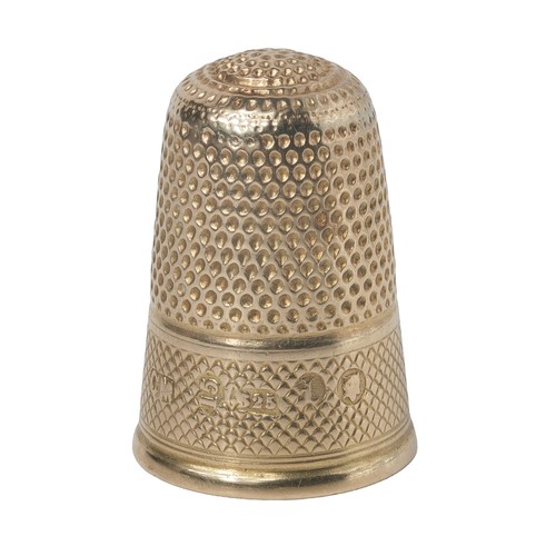 76 - Gold Thimble stamped 'CM' '15 625'. Punched dome with crossed design to band. Approx 6.5g