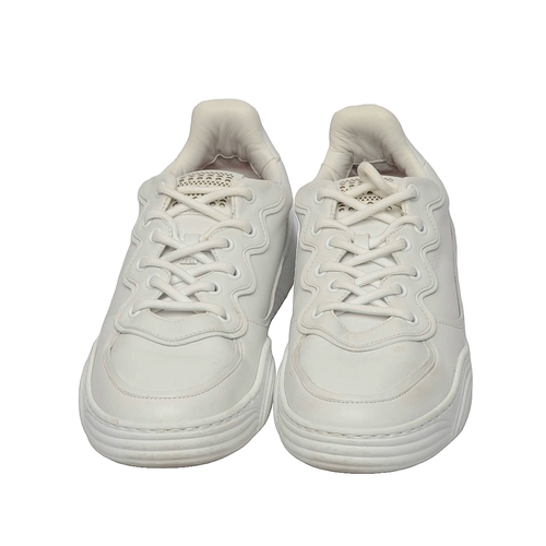 213 - Alaia Paris Ladies Trainers. White, size 40. Some light use but very good condition.