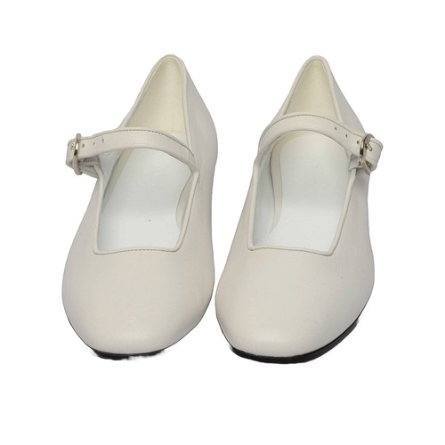 215 - Le Monde Beryl White Ladies Shoes. Size 40. Brand new with sole protectors still in place.