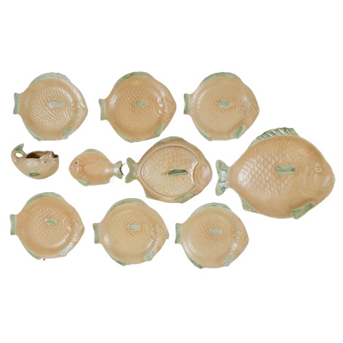 40 - Shorter & Son's Fish 1930s Dining Set.  Includes 6 fish plates, a fish-shaped turin, sauce boat and ... 